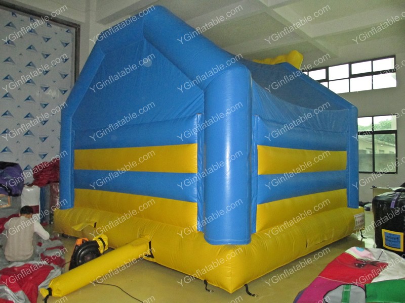 Крытый прыгающий домик с горкой Губка БобGB528