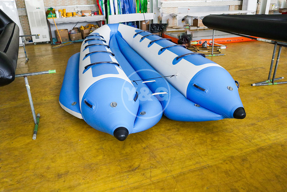 Надувная десятиместная синяя лодка-банан04